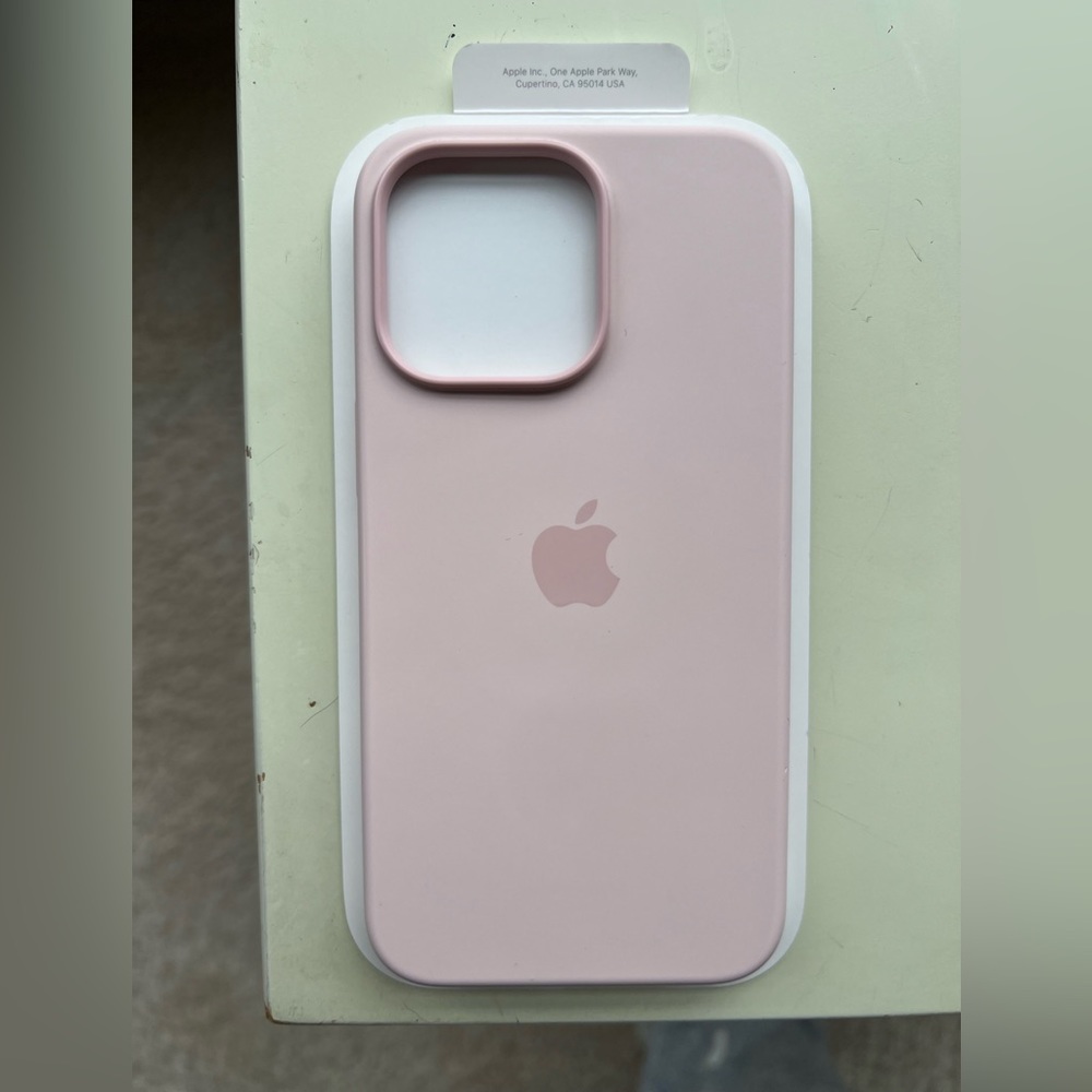 Apple iPhone 13 Pro silicone MagSafe case.